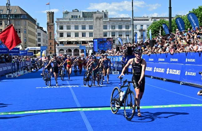 11.07.2026, GER, Triathlon, Hamburg Wasser World Triathlon, Elite, Frauen, Hamburg die Frauen in der Wechselzone vom Schwimmen zum Fahrradfahren vor dem Hamburger Rathaus *** July 11, 2026, GER, Triathlon, Hamburg Wasser World Triathlon, Elite, Women, Hamburg: Women in the transition zone between the swim and bike segments in front of Hamburg City Hall nordphotoxGmbH xWitke nph00002