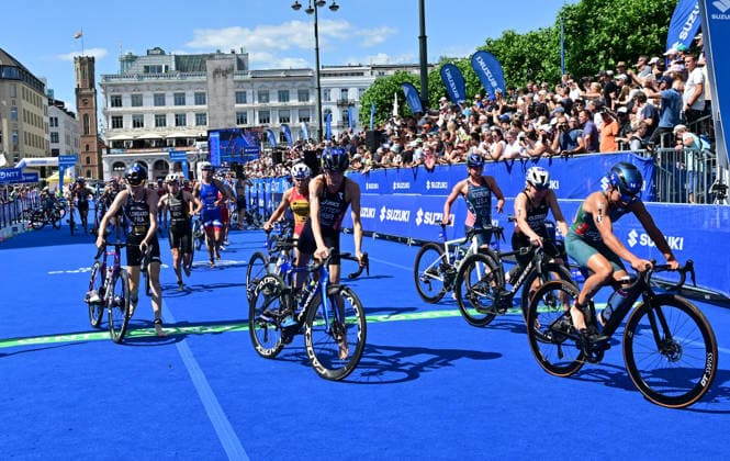 11.07.2026, GER, Triathlon, Hamburg Wasser World Triathlon, Elite, Frauen, Hamburg die Frauen in der Wechselzone vom Schwimmen zum Fahrradfahren vor dem Hamburger Rathaus *** July 11, 2026, GER, Triathlon, Hamburg Wasser World Triathlon, Elite, Women, Hamburg: Women in the transition zone between the swim and bike segments in front of Hamburg City Hall nordphotoxGmbH xWitke nph00002