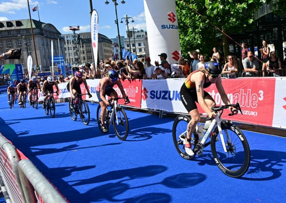 11.07.2026, GER, Triathlon, Hamburg Wasser World Triathlon, Elite, Frauen, Hamburg die Frauen auf dem Fahrrad vor dem Hamburger Rathaus vorne Laura Lindemann (GER) *** July 11, 2026, GER, Triathlon, Hamburg Wasser World Triathlon, Elite, Women, Hamburg: The women on their bikes in front of Hamburg City Hall, with Laura Lindemann (GER) in the lead nordphotoxGmbH xWitke nph00002