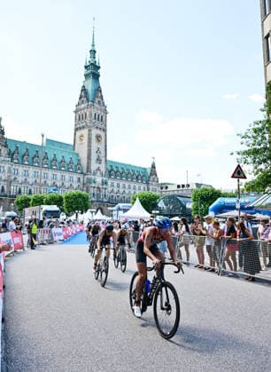 11.07.2026, GER, Triathlon, Hamburg Wasser World Triathlon, Elite, Frauen, Hamburg die Frauen auf dem Fahrrad in der Moenckebergstrasse mit dem Hamburger Rathaus im Hintergrund *** July 11, 2026, GER, Triathlon, Hamburg Wasser World Triathlon, Elite, Women, Hamburg: Women on their bikes on Moenckebergstrasse with Hamburg City Hall in the background nordphotoxGmbH xWitke nph00002