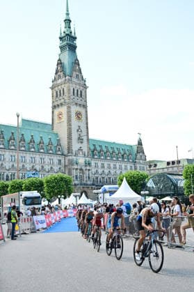11.07.2026, GER, Triathlon, Hamburg Wasser World Triathlon, Elite, Frauen, Hamburg die Frauen auf dem Fahrrad in der Moenckebergstrasse mit dem Hamburger Rathaus im Hintergrund *** July 11, 2026, GER, Triathlon, Hamburg Wasser World Triathlon, Elite, Women, Hamburg: Women on their bikes on Moenckebergstrasse with Hamburg City Hall in the background nordphotoxGmbH xWitke nph00002