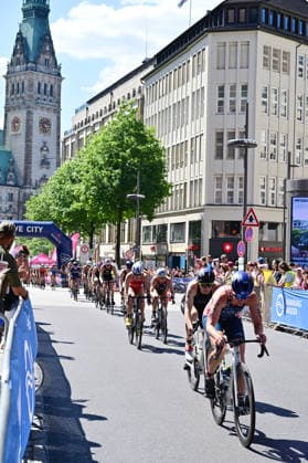 11.07.2026, GER, Triathlon, Hamburg Wasser World Triathlon, Elite, Frauen, Hamburg die Frauen auf dem Fahrrad in der Moenckebergstrasse mit dem Hamburger Rathaus im Hintergrund *** July 11, 2026, GER, Triathlon, Hamburg Wasser World Triathlon, Elite, Women, Hamburg: Women on their bikes on Moenckebergstrasse with Hamburg City Hall in the background nordphotoxGmbH xWitke nph00002