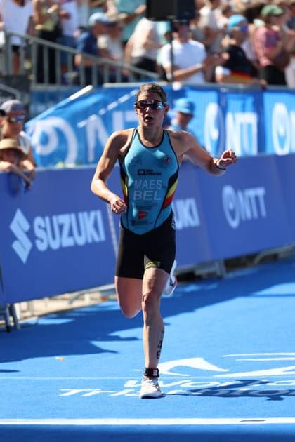 Ein Triathlet absolviert die Laufstrecke auf der blauen Rennstrecke am Jungfernstieg in Hamburg. Im Hintergrund säumen Zuschauer hinter Absperrungen die Strecke. Triathlet in der Laufstrecke am Jungfernstieg Hamburg *** A triathlete completes the running leg on the blue racecourse at Jungfernstieg in Hamburg. In the background, spectators line the course behind barriers. Triathlete on the running leg at Jungfernstieg, Hamburg Copyright: xspeedshotx xSarahxWolfx