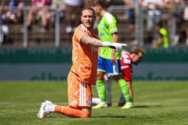 2026.07.11, xkwix, Fußball, Testspiel, FC Gütersloh - FC Schalke 04, NRG24 Stadion im Heidewald, Saison 2026 2027: Loris Karius (FC Schalke 04 1) zeigt kniend mit Finger DFB regulations prohibit any use of photographs as image sequences and or quasi-video. Photo: xKamilxWilkowskixPressefotoKochx Nordrhein-Westfalen Deutschland *** July 11, 2026, xkwix, soccer, friendly match, FC Gütersloh vs. FC Schalke 04, NRG24 Stadium in Heidewald, 2026–2027 season: Loris Karius of FC Schalke 04 is shown kneeling with his finger. DFB regulations prohibit any use of photographs as image sequences and or quasi-video. Photo: xKamilxWilkowskixPressefotoKochx, North Rhine-Westphalia, Germany