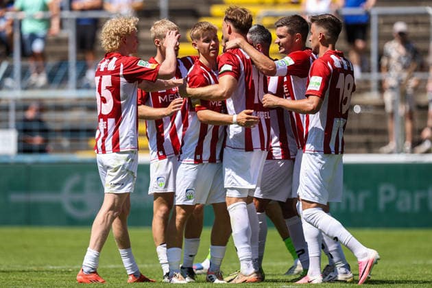 2026.07.11, xkwix, Fußball, Testspiel, FC Gütersloh - FC Schalke 04, NRG24 Stadion im Heidewald, Saison 2026 2027: Spieler jubeln mit Julius Langfeld (FC Gütersloh 10) nach Tor zum 1:0 DFB regulations prohibit any use of photographs as image sequences and or quasi-video. Photo: xKamilxWilkowskixPressefotoKochx Nordrhein-Westfalen Deutschland *** July 11, 2026, xkwix, soccer, friendly match, FC Gütersloh vs. FC Schalke 04, NRG24 Stadion im Heidewald, 2026–2027 season: Players celebrate with Julius Langfeld of FC Gütersloh 10 after scoring the 1–0 goal. DFB regulations prohibit any use of photographs as image sequences and or quasi-video. Photo: xKamilxWilkowskixPressefotoKochx, North Rhine-Westphalia, Germany