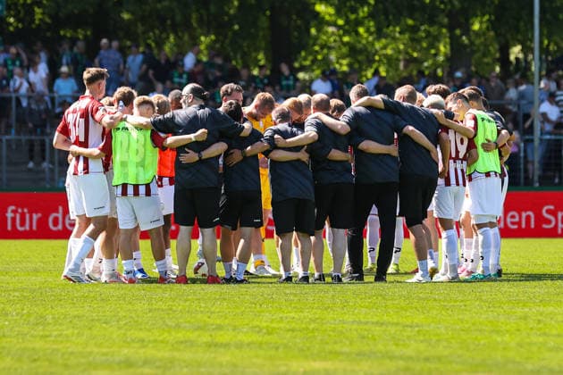 2026.07.11, xkwix, Fußball, Testspiel, FC Gütersloh - FC Schalke 04, NRG24 Stadion im Heidewald, Saison 2026 2027: Die Mannschaft aus Guetersloh gemeinsam im Kreis nach Abpfiff DFB regulations prohibit any use of photographs as image sequences and or quasi-video. Photo: xKamilxWilkowskixPressefotoKochx Nordrhein-Westfalen Deutschland *** July 11, 2026, xkwix, soccer, friendly match, FC Gütersloh vs. FC Schalke 04, NRG24 Stadium in Heidewald, 2026–2027 season. The Gütersloh team gathered in a circle after the final whistle. DFB regulations prohibit any use of photographs as image sequences and or quasi-video. Photo: xKamilxWilkowskixPressefotoKochx, North Rhine-Westphalia, Germany