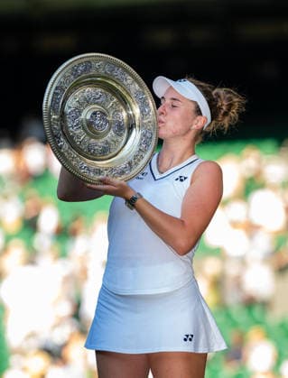 Tennis - Wimbledon Championship 2026 - Day 13 LONDON, ENGLAND - Saturday, July 11, 2026: Linda Noskova (CZE) celebrates with the Venus Rosewater Dish after winning the Ladies Singles Final match 6-2, 7-5, 6-3 on Day Thirteen of The Championships Wimbledon 2026 at the All England Lawn Tennis and Croquet Club. (Photo by Kirsten Holst Propaganda) LONDON All England Lawn Tennis and Croq GREATER LONDON ENGLAND  Copyright: xKirstenxHolstx 2026-07-11-082-Wimbledon_Day_13