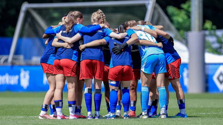 Spielerinnen vom Hamburger SV, HSV schwören sich mit einem Mannschaftskreis ein, Teamkreis, Ansprache, Motivation, 11.07.2026, Hamburg (Deutschland), Fussball, Testspiel Frauen, Hamburger SV - Hertha BSC *** Hamburger SV women s soccer players, HSV, rallying in a team huddle, team huddle, pep talk, motivation, July 11, 2026, Hamburg, Germany, soccer, women s friendly match, Hamburger SV vs. Hertha BSC xobx