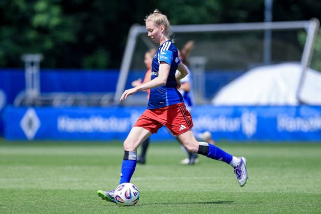 Jaqueline Dönges (Hamburger SV, HSV, 21) am Ball, Einzelbild, Ganzkörper, Aktion, Action, Spielszene, 11.07.2026, Hamburg (Deutschland), Fussball, Testspiel Frauen, Hamburger SV - Hertha BSC *** Jaqueline Dönges, Hamburger SV (HSV), 21 with the ball, single frame, full body, action, game scene, July 11, 2026, Hamburg, Germany, soccer, women s friendly match, Hamburger SV vs. Hertha BSC xobx