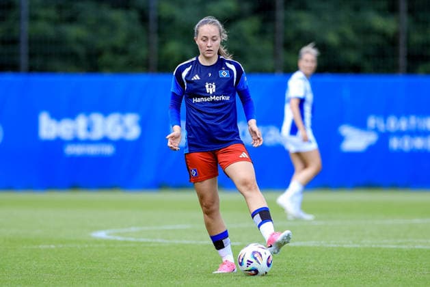 Camilla Linberg (Hamburger SV, HSV, 7) am Ball, Einzelbild, Ganzkörper, Aktion, Action, Spielszene, 11.07.2026, Hamburg (Deutschland), Fussball, Testspiel Frauen, Hamburger SV - Hertha BSC *** Camilla Linberg, Hamburger SV (HSV), 7 on the Ball, Single Frame, Full Body, Action, Game Scene, July 11, 2026, Hamburg, Germany, Soccer, Women s Friendly Match, Hamburger SV vs. Hertha BSC xobx