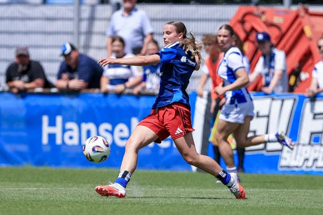 Jonna Wrede (Hamburger SV, HSV, 26) am Ball, Einzelbild, Ganzkörper, Aktion, Action, Spielszene, 11.07.2026, Hamburg (Deutschland), Fussball, Testspiel Frauen, Hamburger SV - Hertha BSC *** Jonna Wrede, Hamburger SV (HSV), 26, on the ball, single frame, full body, action, game scene, July 11, 2026, Hamburg, Germany, soccer, women s friendly match, Hamburger SV vs. Hertha BSC xobx