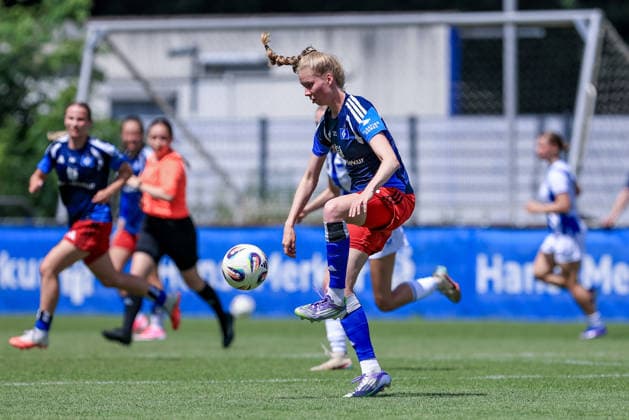 Jaqueline Dönges (Hamburger SV, HSV, 21) am Ball, Einzelbild, Ganzkörper, Aktion, Action, Spielszene, 11.07.2026, Hamburg (Deutschland), Fussball, Testspiel Frauen, Hamburger SV - Hertha BSC *** Jaqueline Dönges, Hamburger SV (HSV), 21 with the ball, single frame, full body, action, game scene, July 11, 2026, Hamburg, Germany, soccer, women s friendly match, Hamburger SV vs. Hertha BSC xobx