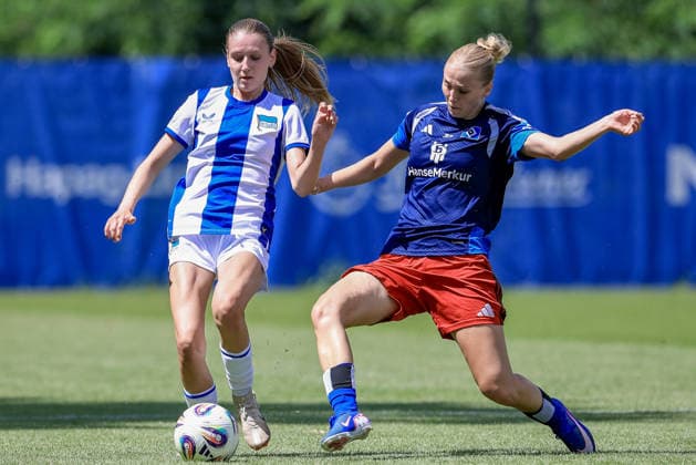 v.li.: Amelie Blättner (Hertha BSC, 26) und Paulina Bartz (Hamburger SV, HSV, 37) im Zweikampf, Duell, Dynamik, Aktion, Action, Spielszene, 11.07.2026, Hamburg (Deutschland), Fussball, Testspiel Frauen, Hamburger SV - Hertha BSC *** From left: Amelie Blättner (Hertha BSC), 26, and Paulina Bartz (Hamburger SV, HSV), 37, in a tackle, duel, dynamic moment, action, game scene, July 11, 2026, Hamburg, Germany, soccer, women’s friendly match, Hamburger SV vs. Hertha BSC xobx