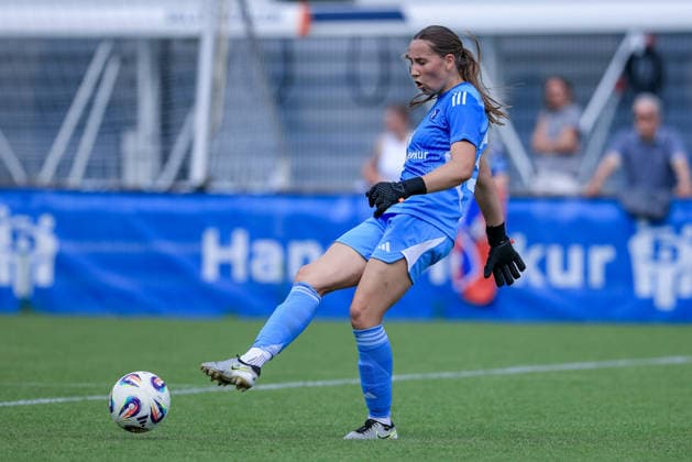 Jule Baum (Torhüterin, Torwart, Hamburger SV, 36) am Ball, Freisteller, Einzelbild, Ganzkörper, Aktion, Action, Spielszene, 11.07.2026, Hamburg (Deutschland), Fussball, Testspiel Frauen, Hamburger SV - Hertha BSC *** Jule Baum, goalkeeper, Hamburger SV, 36 on the ball, cutout, single frame, full body, action, game scene, July 11, 2026, Hamburg, Germany, soccer, women s friendly match, Hamburger SV vs. Hertha BSC xobx