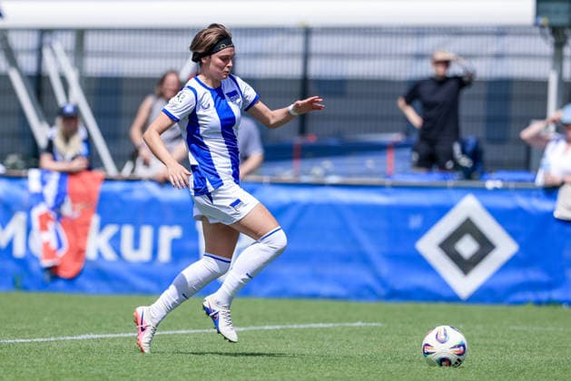 Johanna Seifert (Hertha BSC, 25) am Ball, Freisteller, Einzelbild, Ganzkörper, Aktion, Action, Spielszene, 11.07.2026, Hamburg (Deutschland), Fussball, Testspiel Frauen, Hamburger SV - Hertha BSC *** Johanna Seifert, Hertha BSC, 25 with the ball, cutout, single image, full body, action, game scene, July 11, 2026, Hamburg, Germany, soccer, women s friendly match, Hamburger SV vs. Hertha BSC xobx