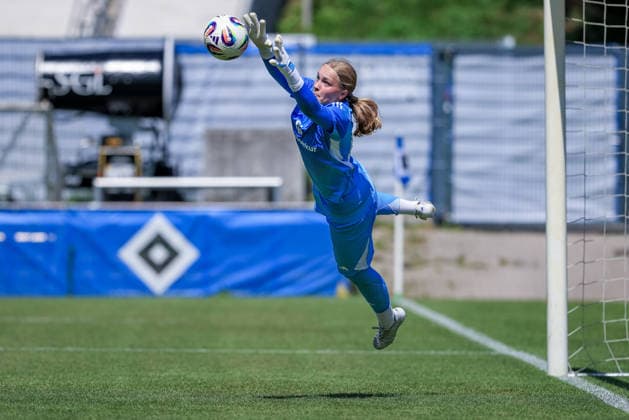 Clementine Engel (Torhüterin, Torwart, Hamburger SV, HSV, 40) pariert den Ball, Parade, Glanzparade, hält den Ball, Action, Aktion, am Ball, Freisteller, Einzelbild, Ganzkörper, Spielszene, 11.07.2026, Hamburg (Deutschland), Fussball, Testspiel Frauen, Hamburger SV - Hertha BSC *** Clementine Engel, goalkeeper, Hamburger SV, HSV, 40, saves the ball, save, spectacular save, stops the ball, action, on the ball, free kick, single frame, full body, game scene, July 11, 2026, Hamburg, Germany, soccer, women’s friendly match, Hamburger SV vs. Hertha BSC xobx