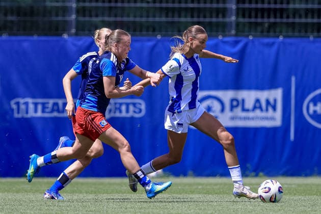 v.li.: Annaleen Böhler (Hamburger SV, HSV, 6) und Lotte Reimold (Hertha BSC, 8) im Zweikampf, Duell, Dynamik, Aktion, Action, Spielszene, 11.07.2026, Hamburg (Deutschland), Fussball, Testspiel Frauen, Hamburger SV - Hertha BSC *** v li Annaleen Böhler (Hamburger SV, HSV), 6, and Lotte Reimold (Hertha BSC), 8, in a one-on-one battle, duel, dynamic play, action, game scene, July 11, 2026, Hamburg, Germany, soccer, women’s friendly match, Hamburger SV vs. Hertha BSC xobx