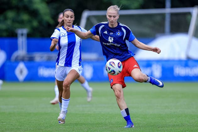 v.li.: Lotte Reimold (Hertha BSC, 8) und Paulina Bartz (Hamburger SV, HSV, 37) im Zweikampf, Duell, Dynamik, Aktion, Action, Spielszene, 11.07.2026, Hamburg (Deutschland), Fussball, Testspiel Frauen, Hamburger SV - Hertha BSC *** From left: Lotte Reimold (Hertha BSC), 8, and Paulina Bartz (Hamburger SV, HSV), 37, in a one-on-one battle, duel, dynamic moment, action, game scene, July 11, 2026, Hamburg, Germany, soccer, women’s friendly match, Hamburger SV vs. Hertha BSC xobx