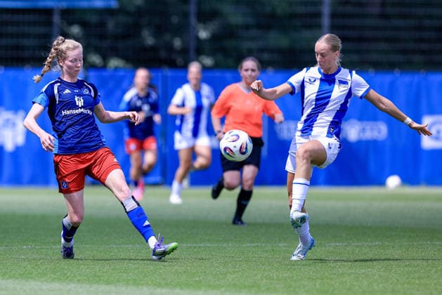 v.li.: Jaqueline Dönges (Hamburger SV, HSV, 21) und Elfie Wellhausen (Hertha BSC, 11) im Zweikampf, Duell, Dynamik, Aktion, Action, Spielszene, 11.07.2026, Hamburg (Deutschland), Fussball, Testspiel Frauen, Hamburger SV - Hertha BSC *** v li Jaqueline Dönges of Hamburger SV (HSV), 21, and Elfie Wellhausen of Hertha BSC, 11, in a one-on-one battle, duel, dynamic play, action, game scene, July 11, 2026, Hamburg, Germany, soccer, women’s friendly, Hamburger SV vs. Hertha BSC xobx