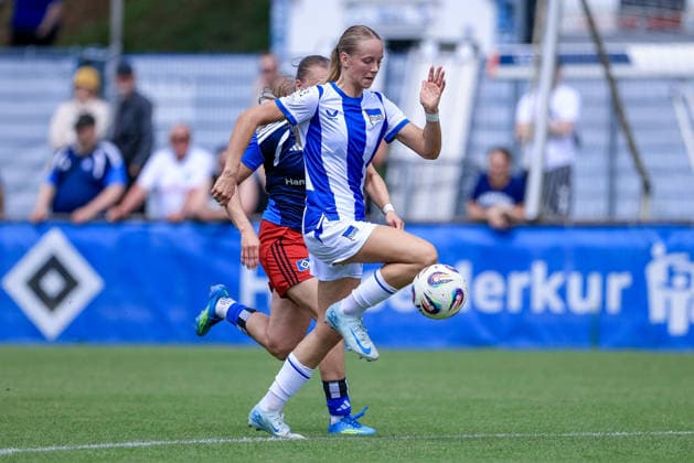 Elfie Wellhausen (Hertha BSC, 11) am Ball, Einzelbild, Ganzkörper, Aktion, Action, Spielszene, 11.07.2026, Hamburg (Deutschland), Fussball, Testspiel Frauen, Hamburger SV - Hertha BSC *** Elfie Wellhausen, Hertha BSC, No. 11 with the ball, single frame, full body, action, game scene, July 11, 2026, Hamburg, Germany, soccer, women s friendly match, Hamburger SV vs. Hertha BSC xobx