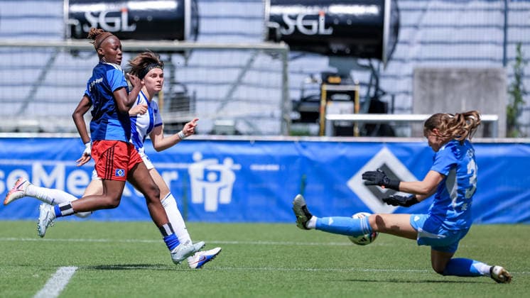 v.li.: Magou Doucoure (Hamburger SV, HSV, 2), Johanna Seifert (Hertha BSC, 25) und Jule Baum (Torhüterin, Torwart, Hamburger SV, 36) im Zweikampf, Duell, Dynamik, Aktion, Action, Spielszene, 11.07.2026, Hamburg (Deutschland), Fussball, Testspiel Frauen, Hamburger SV - Hertha BSC *** From left: Magou Doucoure, Hamburger SV, HSV, 2, Johanna Seifert, Hertha BSC, 25, and Jule Baum, goalkeeper, Hamburger SV, 36, in a one-on-one, duel, dynamic moment, action, game scene, July 11, 2026, Hamburg, Germany, soccer, women’s friendly match, Hamburger SV vs. Hertha BSC xobx