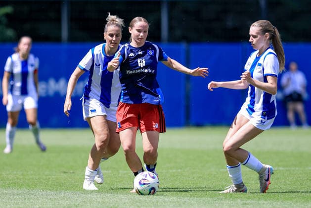 v.li.: Jennifer Cramer (Hertha BSC, 24), Jonna Wrede (Hamburger SV, HSV, 26) und Amelie Blättner (Hertha BSC, 26) im Zweikampf, Duell, Dynamik, Aktion, Action, Spielszene, 11.07.2026, Hamburg (Deutschland), Fussball, Testspiel Frauen, Hamburger SV - Hertha BSC *** From left: Jennifer Cramer (Hertha BSC), 24; Jonna Wrede (Hamburger SV, HSV), 26; and Amelie Blättner (Hertha BSC), 26, in a one-on-one battle, duel, dynamic moment, action, game scene, July 11, 2026, Hamburg, Germany, soccer, women’s friendly match, Hamburger SV vs. Hertha BSC xobx
