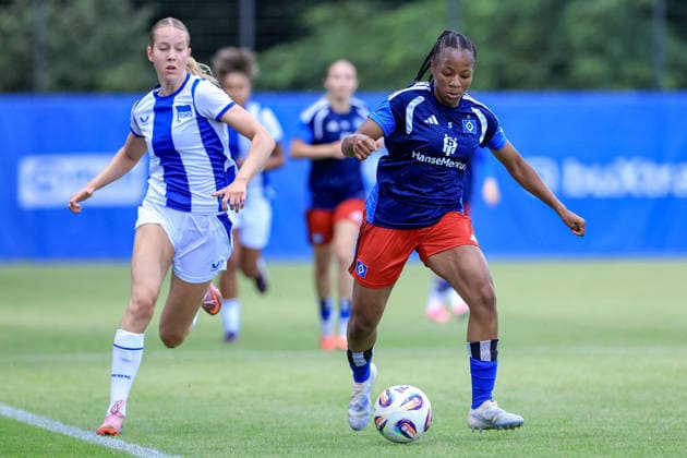 v.li.: Svenja Poock (Hertha BSC, 7) und Celainy Obispo (Hamburger SV, 5) am Ball, Einzelbild, Ganzkörper, Aktion, Action, Spielszene, 11.07.2026, Hamburg (Deutschland), Fussball, Testspiel Frauen, Hamburger SV - Hertha BSC *** From left: Svenja Poock (Hertha BSC), 7, and Celainy Obispo (Hamburger SV), 5, with the ball; single frame; full body; action; game scene; July 11, 2026; Hamburg, Germany; soccer; women s friendly match; Hamburger SV vs. Hertha BSC xobx