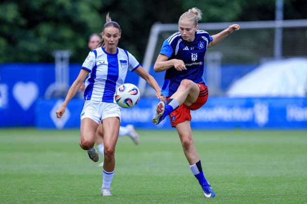 v.li.: Lotte Reimold (Hertha BSC, 8) und Paulina Bartz (Hamburger SV, HSV, 37) im Zweikampf, Duell, Dynamik, Aktion, Action, Spielszene, 11.07.2026, Hamburg (Deutschland), Fussball, Testspiel Frauen, Hamburger SV - Hertha BSC *** From left: Lotte Reimold (Hertha BSC), 8, and Paulina Bartz (Hamburger SV, HSV), 37, in a one-on-one battle, duel, dynamic moment, action, game scene, July 11, 2026, Hamburg, Germany, soccer, women’s friendly match, Hamburger SV vs. Hertha BSC xobx