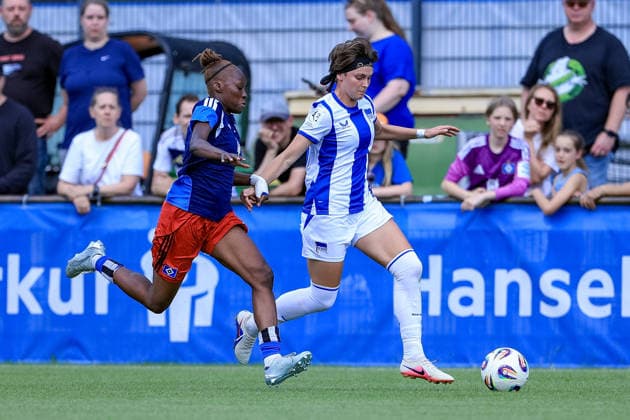 v.li.: Magou Doucoure (Hamburger SV, HSV, 2) und Johanna Seifert (Hertha BSC, 25) im Laufduell, Zweikampf, Duell, Dynamik, Aktion, Action, Spielszene, 11.07.2026, Hamburg (Deutschland), Fussball, Testspiel Frauen, Hamburger SV - Hertha BSC *** v li Magou Doucoure, Hamburger SV (HSV), 2, and Johanna Seifert, Hertha BSC, 25, in a sprint duel, tackle, duel, dynamic play, action, game scene, July 11, 2026, Hamburg, Germany, soccer, women’s friendly, Hamburger SV vs. Hertha BSC xobx