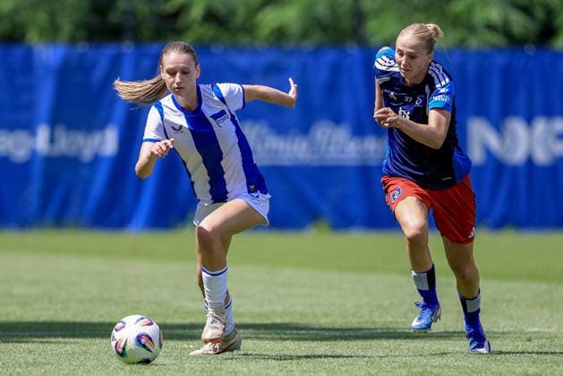 v.li.: Amelie Blättner (Hertha BSC, 26) und Paulina Bartz (Hamburger SV, HSV, 37) im Zweikampf, Duell, Dynamik, Aktion, Action, Spielszene, 11.07.2026, Hamburg (Deutschland), Fussball, Testspiel Frauen, Hamburger SV - Hertha BSC *** From left: Amelie Blättner (Hertha BSC), 26, and Paulina Bartz (Hamburger SV, HSV), 37, in a one-on-one battle, duel, dynamic moment, action, game scene, July 11, 2026, Hamburg, Germany, soccer, women’s friendly match, Hamburger SV vs. Hertha BSC xobx