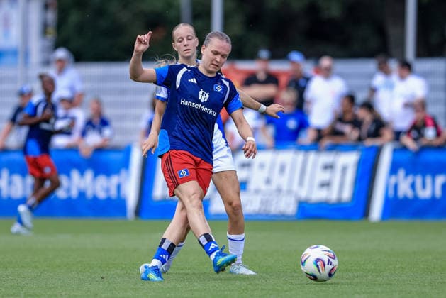 v.li.: Elfie Wellhausen (Hertha BSC, 11) und Annaleen Böhler (Hamburger SV, HSV, 6) im Zweikampf, Duell, Dynamik, Aktion, Action, Spielszene, 11.07.2026, Hamburg (Deutschland), Fussball, Testspiel Frauen, Hamburger SV - Hertha BSC *** From left: Elfie Wellhausen (Hertha BSC), 11, and Annaleen Böhler (Hamburger SV, HSV), 6, in a one-on-one battle, duel, dynamic moment, action, game scene, July 11, 2026, Hamburg, Germany, soccer, women’s friendly match, Hamburger SV vs. Hertha BSC xobx