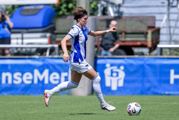 Johanna Seifert (Hertha BSC, 25) am Ball, Freisteller, Einzelbild, Ganzkörper, Aktion, Action, Spielszene, 11.07.2026, Hamburg (Deutschland), Fussball, Testspiel Frauen, Hamburger SV - Hertha BSC *** Johanna Seifert, Hertha BSC, 25 with the ball, cutout, single image, full body, action, game scene, July 11, 2026, Hamburg, Germany, soccer, women s friendly match, Hamburger SV vs. Hertha BSC xobx