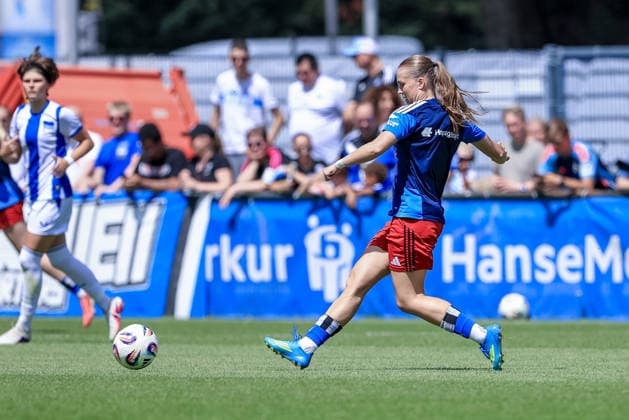 Annaleen Böhler (Hamburger SV, HSV, 6) am Ball, Einzelbild, Ganzkörper, Aktion, Action, Spielszene, 11.07.2026, Hamburg (Deutschland), Fussball, Testspiel Frauen, Hamburger SV - Hertha BSC *** Annaleen Böhler, Hamburger SV (HSV), 6 on the ball, single shot, full body, action, game scene, July 11, 2026, Hamburg, Germany, soccer, women s friendly match, Hamburger SV vs. Hertha BSC xobx