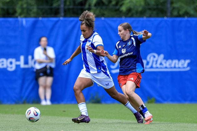 v.li.: Serwaah-Bonsu Danso (Hertha BSC, 31) und Jonna Wrede (Hamburger SV, HSV, 26) im Zweikampf, Duell, Dynamik, Aktion, Action, Spielszene, 11.07.2026, Hamburg (Deutschland), Fussball, Testspiel Frauen, Hamburger SV - Hertha BSC *** v li Serwaah Bonsu Danso of Hertha BSC, 31, and Jonna Wrede of Hamburger SV (HSV), 26, in a one-on-one battle, duel, dynamic play, action, game scene, July 11, 2026, Hamburg, Germany, soccer, women’s friendly match, Hamburger SV vs. Hertha BSC xobx
