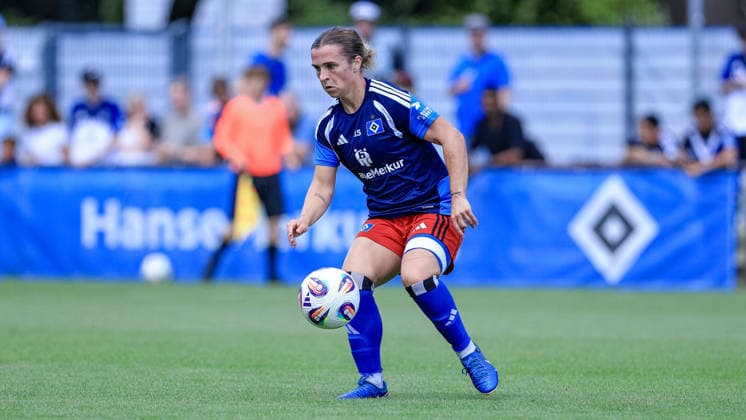 Leila Peneau (Hamburger SV, ) am Ball, Freisteller, Einzelbild, Ganzkörper, Aktion, Action, Spielszene, 11.07.2026, Hamburg (Deutschland), Fussball, Testspiel Frauen, Hamburger SV - Hertha BSC *** Leila Peneau, Hamburger SV, on the ball, cutout, single frame, full body, action, game scene, July 11, 2026, Hamburg, Germany, soccer, women s friendly match, Hamburger SV vs. Hertha BSC xobx