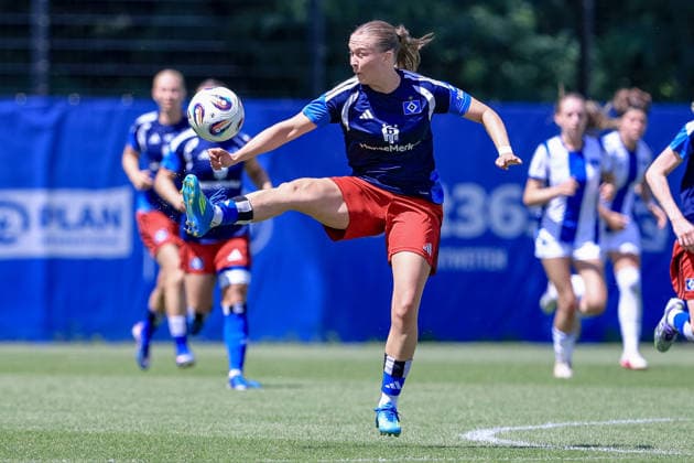 Annaleen Böhler (Hamburger SV, HSV, 6) am Ball, Einzelbild, Ganzkörper, Aktion, Action, Spielszene, 11.07.2026, Hamburg (Deutschland), Fussball, Testspiel Frauen, Hamburger SV - Hertha BSC *** Annaleen Böhler, Hamburger SV (HSV), 6 on the ball, single shot, full body, action, game scene, July 11, 2026, Hamburg, Germany, soccer, women s friendly match, Hamburger SV vs. Hertha BSC xobx