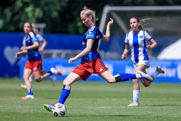 Jaqueline Dönges (Hamburger SV, HSV, 21) am Ball, Einzelbild, Ganzkörper, Aktion, Action, Spielszene, 11.07.2026, Hamburg (Deutschland), Fussball, Testspiel Frauen, Hamburger SV - Hertha BSC *** Jaqueline Dönges, Hamburger SV (HSV), 21 with the ball, single frame, full body, action, game scene, July 11, 2026, Hamburg, Germany, soccer, women s friendly match, Hamburger SV vs. Hertha BSC xobx