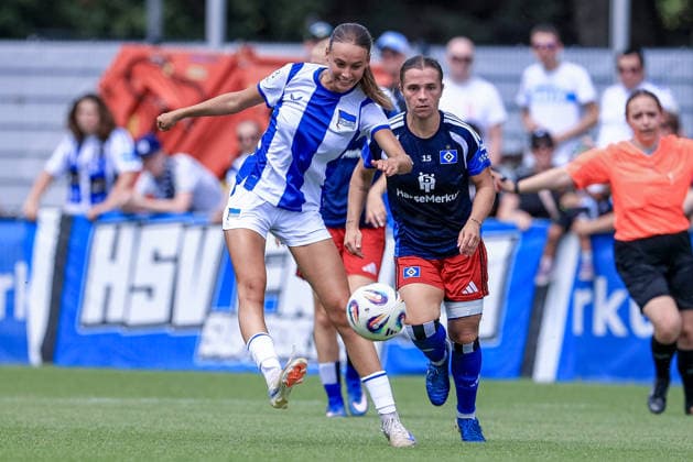 v.li.: Lotte Reimold (Hertha BSC, 8) und Leila Peneau (Hamburger SV, ) im Zweikampf, Duell, Dynamik, Aktion, Action, Spielszene, 11.07.2026, Hamburg (Deutschland), Fussball, Testspiel Frauen, Hamburger SV - Hertha BSC *** From left: Lotte Reimold (Hertha BSC), 8, and Leila Peneau (Hamburger SV), in a one-on-one battle, duel, dynamic moment, action, game scene, July 11, 2026, Hamburg, Germany, soccer, women s friendly match, Hamburger SV vs. Hertha BSC xobx