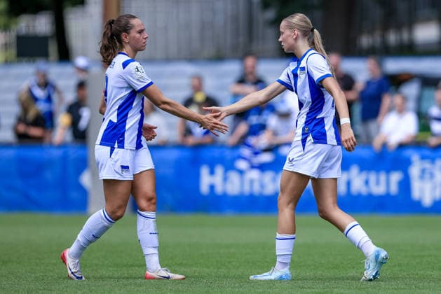 v.li.: Clara Dreher (Hertha BSC, 9) und Torschützin Elfie Wellhausen (Hertha BSC, 11) mit Torjubel, Jubel, jubeln, jubelt, optimistisch, Spielszene, Highlight, Freude über das Tor, 11.07.2026, Hamburg (Deutschland), Fussball, Testspiel Frauen, Hamburger SV - Hertha BSC *** From left: Clara Dreher (Hertha BSC, 9) and goal scorer Elfie Wellhausen (Hertha BSC, 11) celebrating the goal; celebration, cheering, optimistic, game scene, highlight, joy over the goal, July 11, 2026, Hamburg, Germany, soccer, women’s friendly match, Hamburger SV vs. Hertha BSC xobx