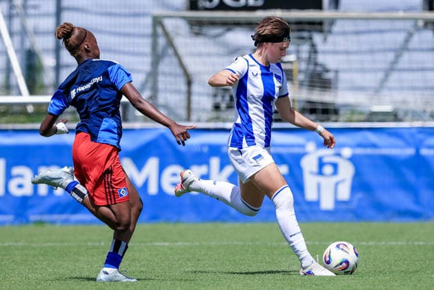 v.li.: Magou Doucoure (Hamburger SV, HSV, 2) und Johanna Seifert (Hertha BSC, 25) im Zweikampf, Duell, Dynamik, Aktion, Action, Spielszene, 11.07.2026, Hamburg (Deutschland), Fussball, Testspiel Frauen, Hamburger SV - Hertha BSC *** v li Magou Doucoure, Hamburger SV (HSV), 2, and Johanna Seifert, Hertha BSC, 25, in a one-on-one, duel, dynamic moment, action, game scene, July 11, 2026, Hamburg, Germany, soccer, women’s friendly, Hamburger SV vs. Hertha BSC xobx