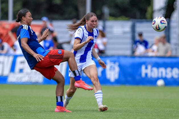 v.li.: Melina Krüger (Hamburger SV, HSV, 9) und Ella Mettner (Hertha BSC, 13) im Zweikampf, Duell, Dynamik, Aktion, Action, Spielszene, 11.07.2026, Hamburg (Deutschland), Fussball, Testspiel Frauen, Hamburger SV - Hertha BSC *** From left: Melina Krüger (Hamburger SV, HSV), 9, and Ella Mettner (Hertha BSC), 13, in a one-on-one battle, duel, dynamic play, action, game scene, July 11, 2026, Hamburg, Germany, soccer, women’s friendly match, Hamburger SV vs. Hertha BSC xobx
