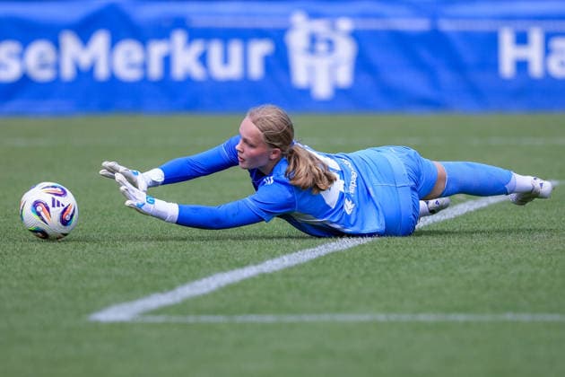 Clementine Engel (Torhüterin, Torwart, Hamburger SV, HSV, 40) pariert den Ball, Parade, Glanzparade, hält den Ball, Action, Aktion, am Ball, Freisteller, Einzelbild, Ganzkörper, Spielszene, 11.07.2026, Hamburg (Deutschland), Fussball, Testspiel Frauen, Hamburger SV - Hertha BSC *** Clementine Engel, goalkeeper, Hamburger SV, HSV, 40, saves the ball, save, spectacular save, stops the ball, action, on the ball, free kick, single frame, full body, game scene, July 11, 2026, Hamburg, Germany, soccer, women’s friendly match, Hamburger SV vs. Hertha BSC xobx