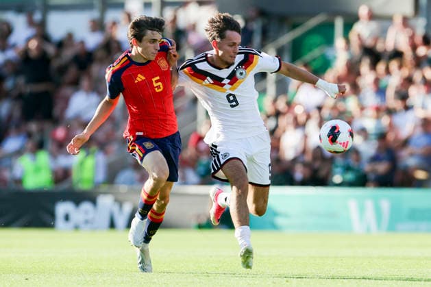 Andres Cuenca (Spain) und Otto Stange (Germany) kaempfen um den Ball, UEFA European Under-19 Championship 2026 Final, Spain v Germany, Racecourse Ground am 11. July 2026 in Wrexham, Vereinigtes Königreich. (Foto von Marco Steinbrenner DeFodi Images) Andres Cuenca (Spain) und Otto Stange (Germany) battle for the ball, UEFA European Under-19 Championship 2026 Final, Spain v Germany, Racecourse Ground, July 11, 2026 in Wrexham, United Kingdom. (Photo by Marco Steinbrenner DeFodi Images) - *** Andres Cuenca (Spain) and Otto Stange (Germany) battle for the ball, 2026 UEFA European Under-19 Championship Final, Spain vs. Germany, Racecourse Ground on July 11, 2026, in Wrexham, United Kingdom. Photo by Marco Steinbrenner, DeFodi Images. Andres Cuenca (Spain) and Otto Stange (Germany) battle for the ball, 2026 UEFA European Under-19 Championship Final, Spain vs. Germany, Racecourse Ground, July 11, 2026, in Wrexham, United Kingdom. Photo by Marco Steinbrenner, DeFodi Images