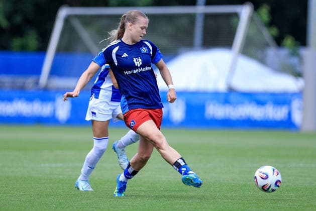 Annaleen Böhler (Hamburger SV, HSV, 6) am Ball, Einzelbild, Ganzkörper, Aktion, Action, Spielszene, 11.07.2026, Hamburg (Deutschland), Fussball, Testspiel Frauen, Hamburger SV - Hertha BSC *** Annaleen Böhler, Hamburger SV (HSV), 6 on the ball, single frame, full body, action, game scene, July 11, 2026, Hamburg, Germany, soccer, women s friendly match, Hamburger SV vs. Hertha BSC xobx