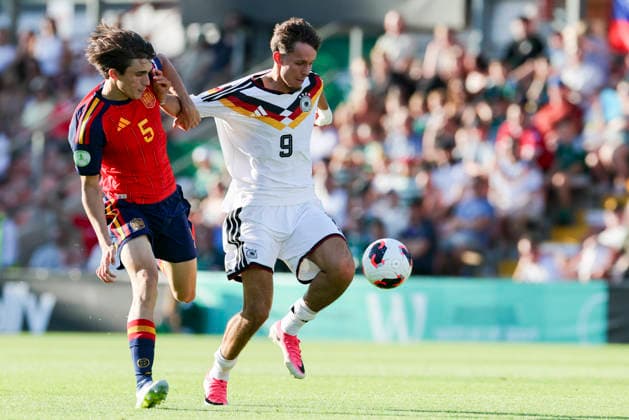 Andres Cuenca (Spain) und Otto Stange (Germany) kaempfen um den Ball, UEFA European Under-19 Championship 2026 Final, Spain v Germany, Racecourse Ground am 11. July 2026 in Wrexham, Vereinigtes Königreich. (Foto von Marco Steinbrenner DeFodi Images) Andres Cuenca (Spain) und Otto Stange (Germany) battle for the ball, UEFA European Under-19 Championship 2026 Final, Spain v Germany, Racecourse Ground, July 11, 2026 in Wrexham, United Kingdom. (Photo by Marco Steinbrenner DeFodi Images) - *** Andres Cuenca (Spain) and Otto Stange (Germany) battle for the ball, 2026 UEFA European Under-19 Championship Final, Spain vs. Germany, Racecourse Ground on July 11, 2026, in Wrexham, United Kingdom. Photo by Marco Steinbrenner, DeFodi Images. Andres Cuenca (Spain) and Otto Stange (Germany) battle for the ball, 2026 UEFA European Under-19 Championship Final, Spain vs. Germany, Racecourse Ground, July 11, 2026, in Wrexham, United Kingdom. Photo by Marco Steinbrenner, DeFodi Images