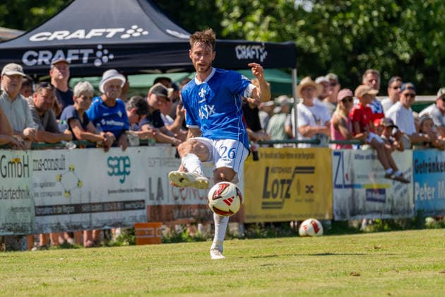 Spielszene, Freisteller Matthias Bader (SV Darmstadt 98, 26) spielt einen Pass, GER, VfR Fehlheim vs. SV Darmstadt 98, Fussball, Testspiel, Saison 2026 2027, 11.07.2026, DFL REGULATIONS PROHIBIT ANY USE OF PHOTOGRAPHS AS IMAGE SEQUENCES AND OR QUASI-VIDEO, GER, VfR Fehlheim vs. SV Darmstadt 98, Fussball, Testspiel, Saison 2026 2027, 11.07.2026 Bensheim-Fehlheim *** Game scene, cutout of Matthias Bader of SV Darmstadt 98, No. 26, playing a pass, GER, VfR Fehlheim vs. SV Darmstadt 98, soccer, friendly match, 2026–2027 season, July 11, 2026, DFL regulations prohibit any use of photographs as image sequences and or quasi-video, GER, VfR Fehlheim vs. SV Darmstadt 98, soccer, friendly match, 2026–2027 season, July 11, 2026, Bensheim Fehlheim Copyright: xEibner-Pressefoto J-NxGroemlingx EP_JGG