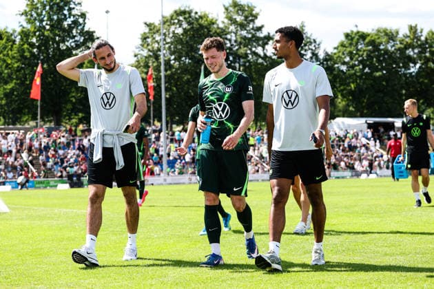 Torwart Kamil Grabara (VfL Wolfsburg,1), Andreas Skov Olsen (VfL Wolfsburg), Moritz Jenz (VfL Wolfsburg,15) - Testspiel Sommervorbereitung Fussball Saison 2026-2027 FSV Schöningen vs. VfL Wolfsburg im Elmstadion in Schöningen - Fussball,Deutschland,Mann,Männer,11.07.2026 *** Goalkeeper Kamil Grabara, VfL Wolfsburg, 1, Andreas Skov Olsen, VfL Wolfsburg, Moritz Jenz, VfL Wolfsburg, 15; Summer preseason friendly for the 2026–2027 soccer season: FSV Schöningen vs. VfL Wolfsburg at Elmstadion in Schöningen; soccer, Germany, men, July 11, 2026