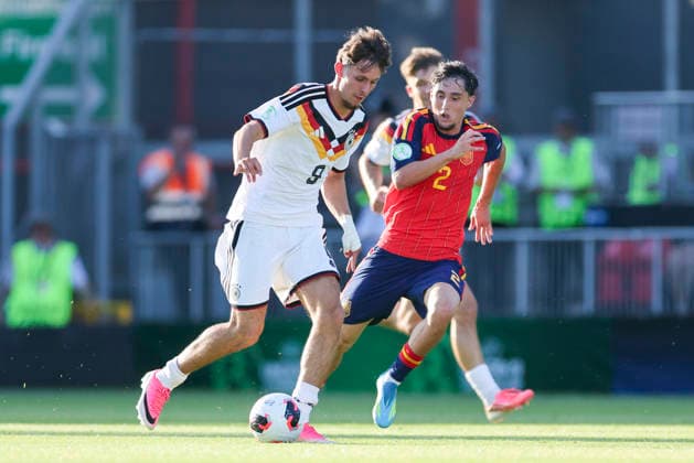 Otto Stange (Germany) und Jesus Fortea (Spain) kaempfen um den Ball, UEFA European Under-19 Championship 2026 Final, Spain v Germany, Racecourse Ground am 11. July 2026 in Wrexham, Vereinigtes Königreich. (Foto von Marco Steinbrenner DeFodi Images) Otto Stange (Germany) und Jesus Fortea (Spain) battle for the ball, UEFA European Under-19 Championship 2026 Final, Spain v Germany, Racecourse Ground, July 11, 2026 in Wrexham, United Kingdom. (Photo by Marco Steinbrenner DeFodi Images) - *** Otto Stange (Germany) and Jesus Fortea (Spain) battle for the ball, 2026 UEFA European Under-19 Championship Final, Spain vs. Germany, Racecourse Ground on July 11, 2026, in Wrexham, United Kingdom. Photo by Marco Steinbrenner, DeFodi Images. Otto Stange (Germany) and Jesus Fortea (Spain) battle for the ball, 2026 UEFA European Under-19 Championship Final, Spain vs. Germany, Racecourse Ground, July 11, 2026, in Wrexham, United Kingdom. Photo by Marco Steinbrenner, DeFodi Images