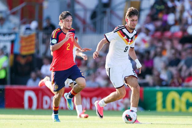 Jesus Fortea (Spain) und Otto Stange (Germany) kaempfen um den Ball, UEFA European Under-19 Championship 2026 Final, Spain v Germany, Racecourse Ground am 11. July 2026 in Wrexham, Vereinigtes Königreich. (Foto von Marco Steinbrenner DeFodi Images) Jesus Fortea (Spain) und Otto Stange (Germany) battle for the ball, UEFA European Under-19 Championship 2026 Final, Spain v Germany, Racecourse Ground, July 11, 2026 in Wrexham, United Kingdom. (Photo by Marco Steinbrenner DeFodi Images) - *** Jesus Fortea (Spain) and Otto Stange (Germany) battle for the ball, 2026 UEFA European Under-19 Championship Final, Spain vs. Germany, Racecourse Ground on July 11, 2026, in Wrexham, United Kingdom. Photo by Marco Steinbrenner, DeFodi Images. Jesus Fortea (Spain) and Otto Stange (Germany) battle for the ball, 2026 UEFA European Under-19 Championship Final, Spain vs. Germany, Racecourse Ground, July 11, 2026, in Wrexham, United Kingdom. Photo by Marco Steinbrenner, DeFodi Images