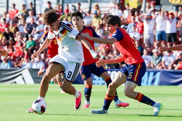 Otto Stange (Germany) und Andres Cuenca (Spain) kaempfen um den Ball, UEFA European Under-19 Championship 2026 Final, Spain v Germany, Racecourse Ground am 11. July 2026 in Wrexham, Vereinigtes Königreich. (Foto von Marco Steinbrenner DeFodi Images) Otto Stange (Germany) und Andres Cuenca (Spain) battle for the ball, UEFA European Under-19 Championship 2026 Final, Spain v Germany, Racecourse Ground, July 11, 2026 in Wrexham, United Kingdom. (Photo by Marco Steinbrenner DeFodi Images) - *** Otto Stange (Germany) and Andres Cuenca (Spain) battle for the ball, 2026 UEFA European Under-19 Championship Final, Spain vs. Germany, Racecourse Ground on July 11, 2026, in Wrexham, United Kingdom. Photo by Marco Steinbrenner, DeFodi Images. Otto Stange (Germany) and Andres Cuenca (Spain) battle for the ball, 2026 UEFA European Under-19 Championship Final, Spain vs. Germany, Racecourse Ground, July 11, 2026, in Wrexham, United Kingdom. Photo by Marco Steinbrenner, DeFodi Images